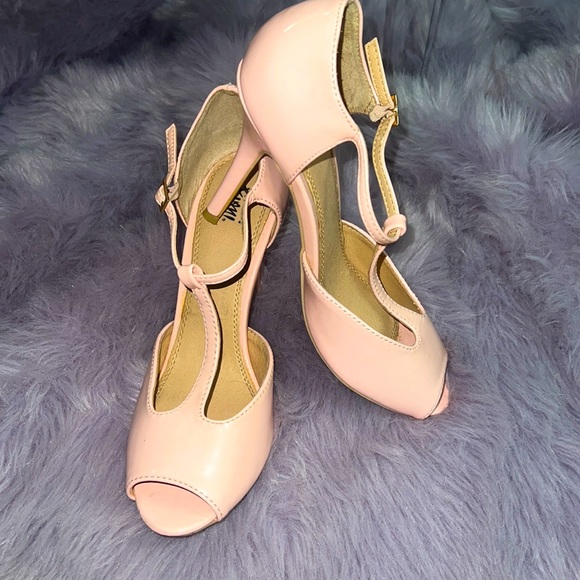 Womens Shoes - Picture 1 of 5